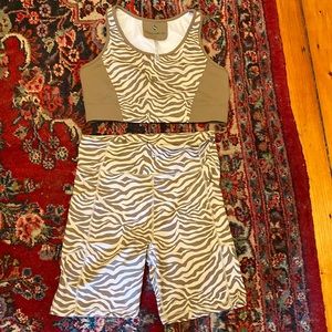 Tuckernuck Tnuck Sport Zebra Size L Set Top and Bottom EUC
